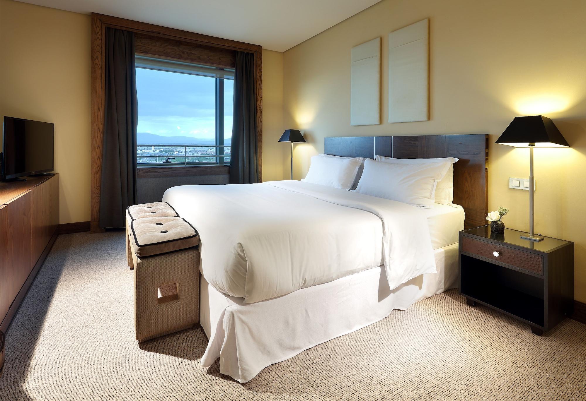Eurostars Suites Mirasierra Μαδρίτη Εξωτερικό φωτογραφία A bedroom at the hotel