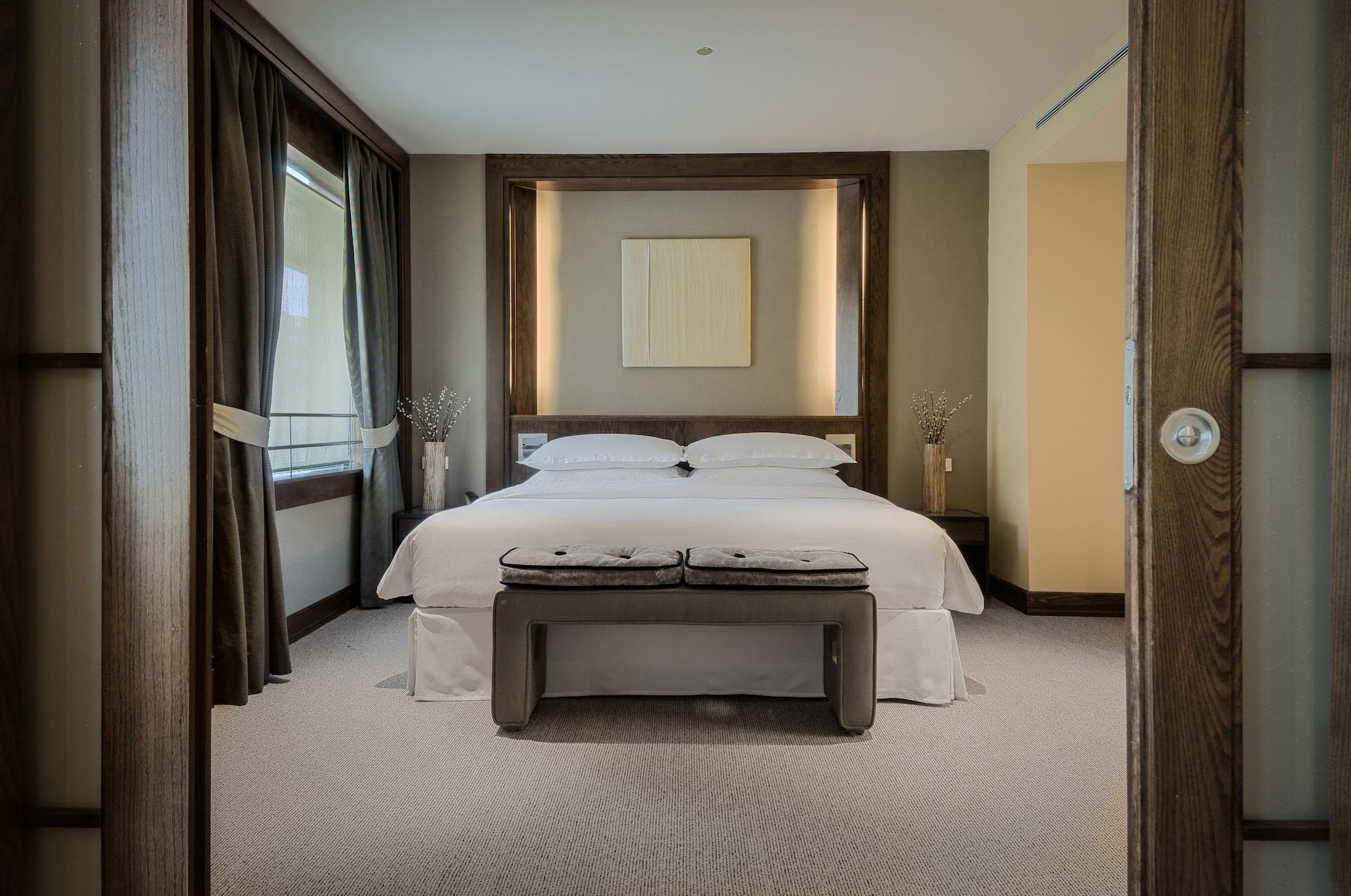 Eurostars Suites Mirasierra Μαδρίτη Εξωτερικό φωτογραφία A bedroom at the Mandarin Oriental, Munich