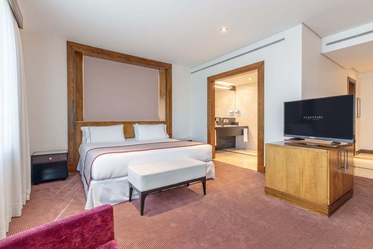 Eurostars Suites Mirasierra Μαδρίτη Εξωτερικό φωτογραφία A bedroom at the hotel