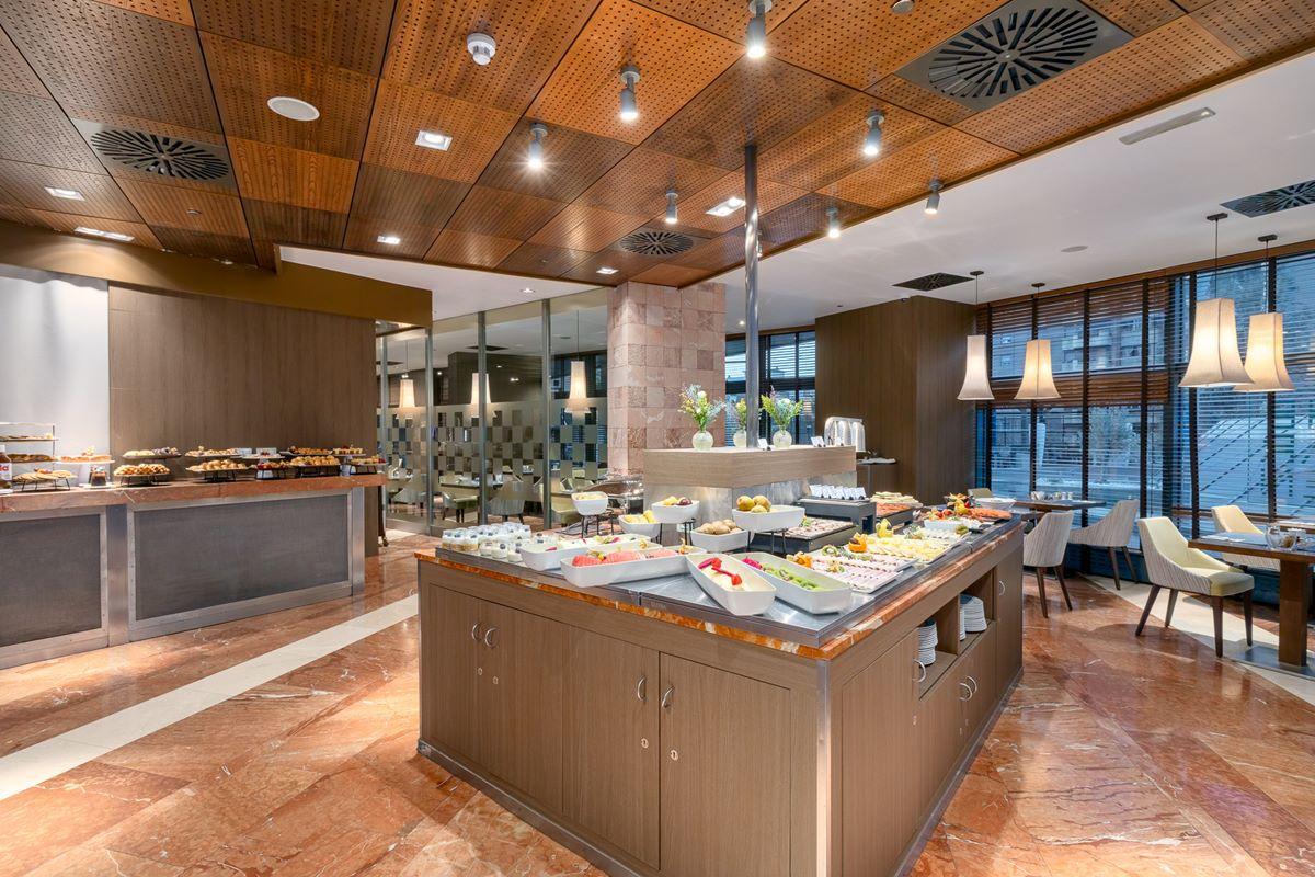 Eurostars Suites Mirasierra Μαδρίτη Εξωτερικό φωτογραφία The buffet at the hotel