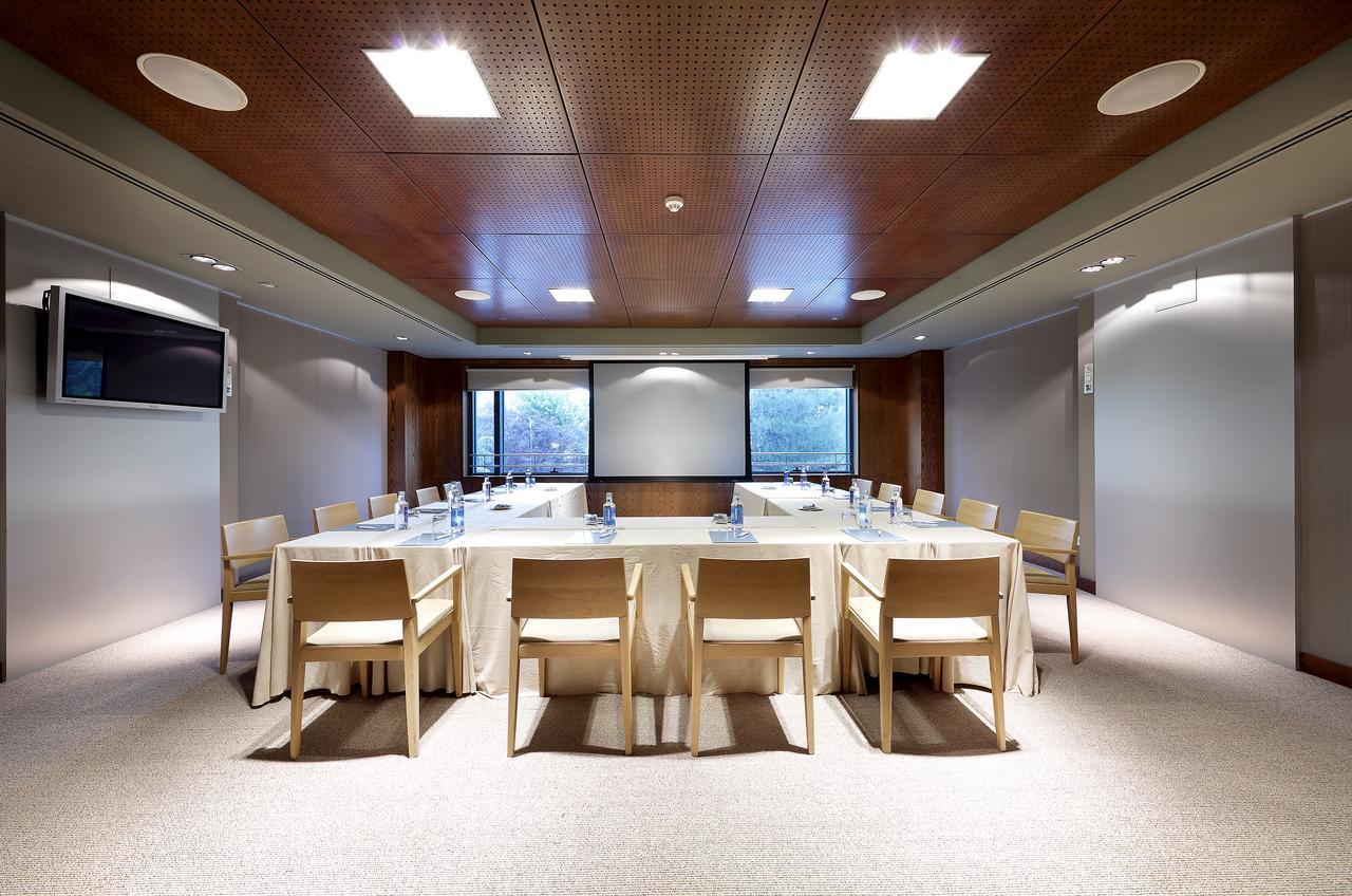 Eurostars Suites Mirasierra Μαδρίτη Εξωτερικό φωτογραφία A meeting room at the University of Oxford