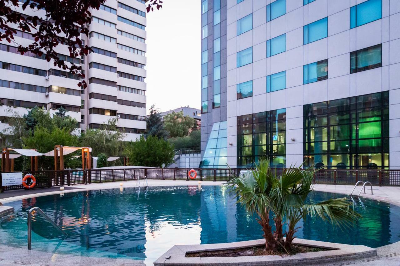 Eurostars Suites Mirasierra Μαδρίτη Εξωτερικό φωτογραφία The pool at the hotel